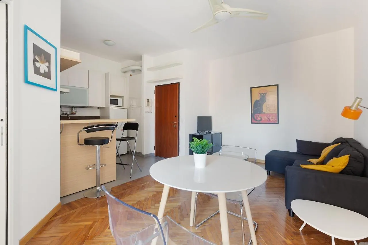 Savona District Comfy Apt X3 밀라노 0*,  이탈리아